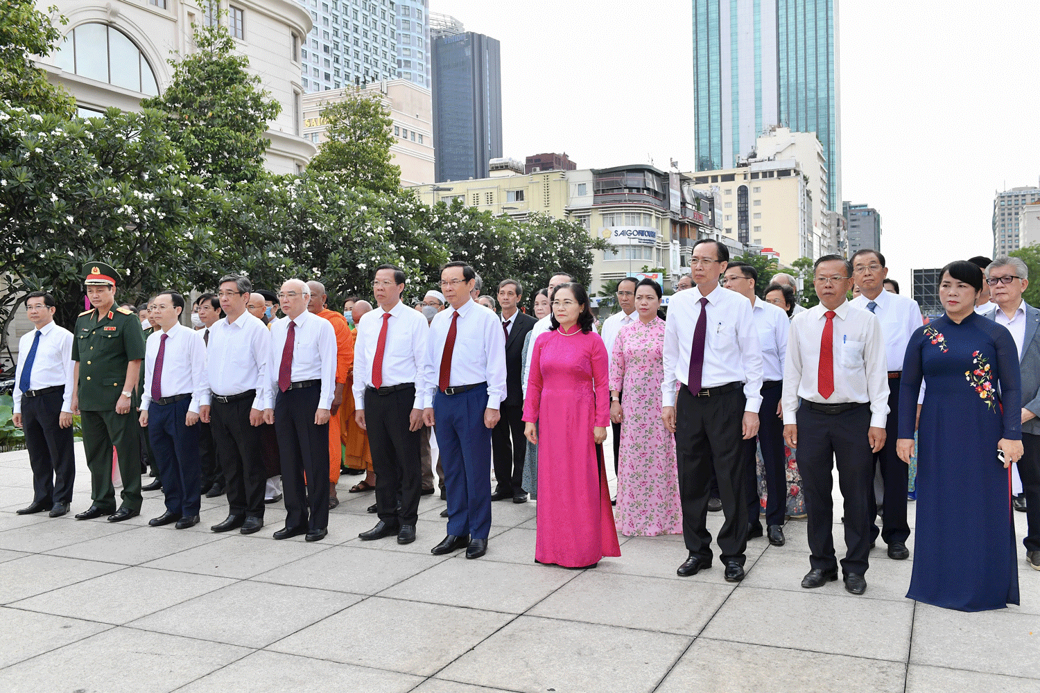 Lãnh đạo TPHCM dâng hoa, dâng hương Chủ tịch Hồ Chí Minh ảnh 3