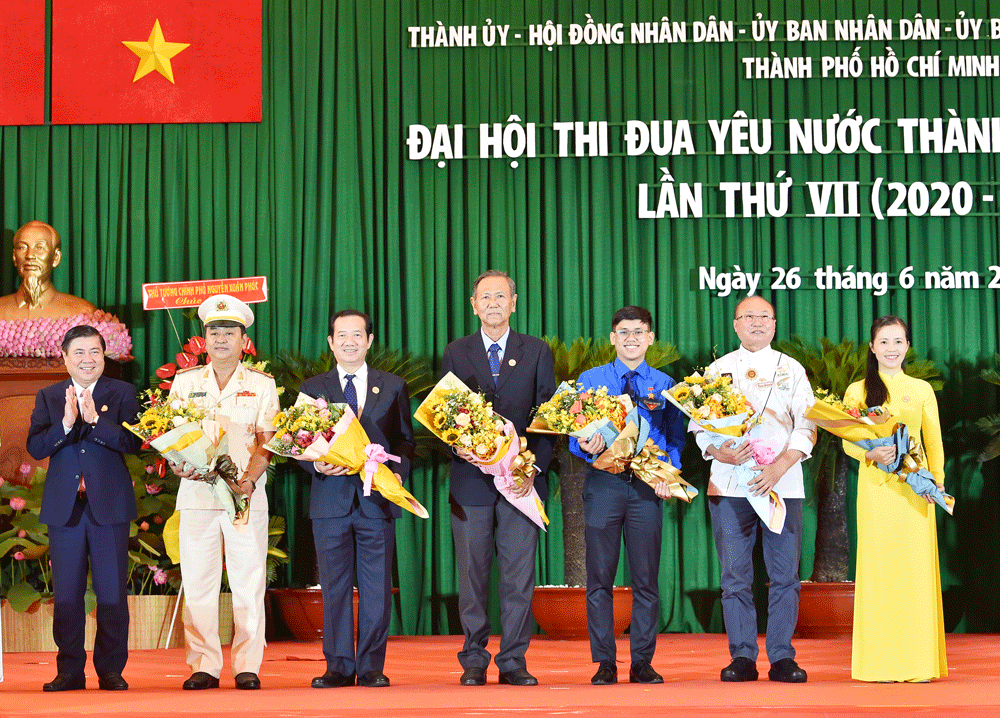 Chủ tịch UBND TPHCM Nguyễn Thành Phong: TPHCM ra sức phấn đấu vì cả nước, cùng cả nước ảnh 6