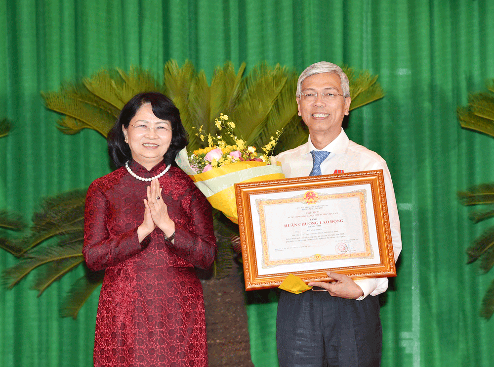 Chủ tịch UBND TPHCM Nguyễn Thành Phong: TPHCM ra sức phấn đấu vì cả nước, cùng cả nước ảnh 8