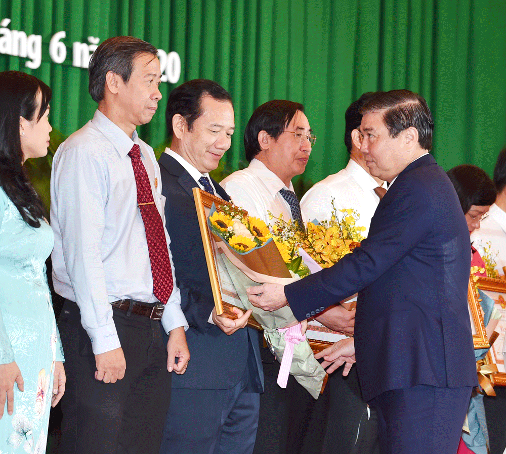Chủ tịch UBND TPHCM Nguyễn Thành Phong: TPHCM ra sức phấn đấu vì cả nước, cùng cả nước ảnh 5