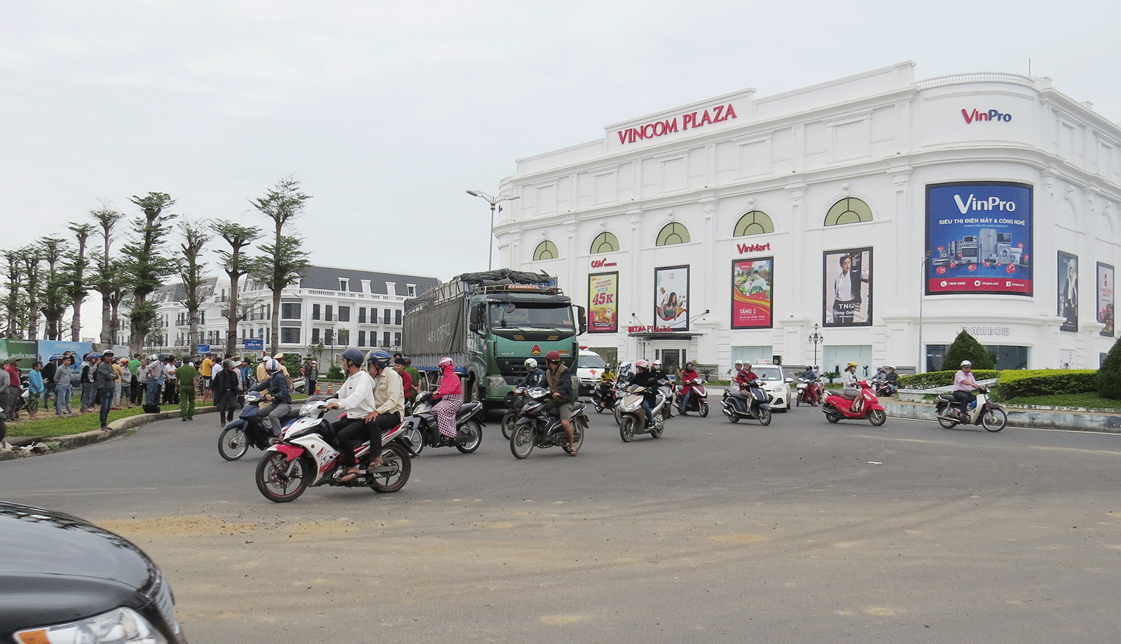 Vừa xuất viện về, hai vợ chồng bị xe tải tông tử vong trên đường ảnh 1