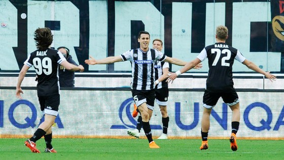 Chuyện của sao ngày 11-4: Đội bóng ở Serie A ra sân với… 11 áo khác nhau! ảnh 1