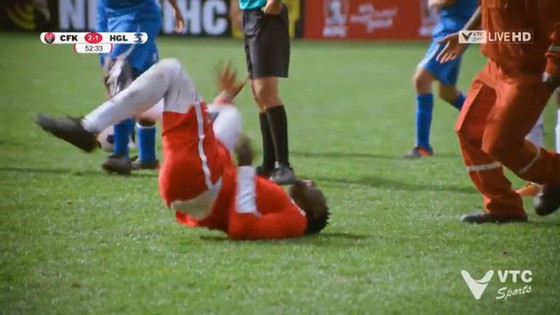 Quảng cáo mô phỏng hành động ăn vạ của Neymar ảnh 1