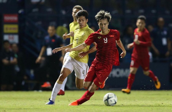 Anh Đức đóng vai người hùng, Việt Nam vào Chung kết King’s Cup 2019 ảnh 1