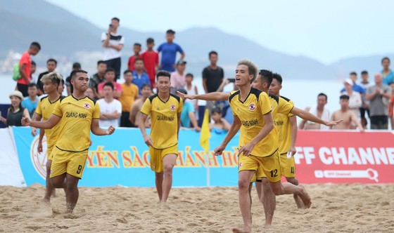 Những bất ngờ đầu tiên ở giải bóng đá bãi biển quốc gia 2019 ảnh 1