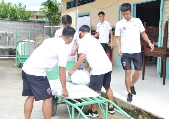 CLB Long An làm công tác xã hội ảnh 2