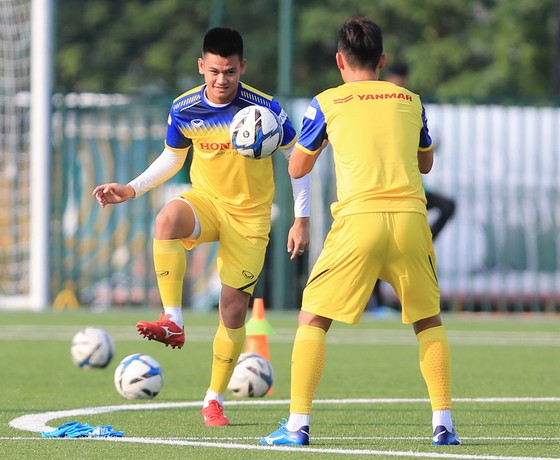 U22 Việt Nam sẵn sàng phương án thi đấu trên mặt sân cỏ nhân tạo ảnh 2