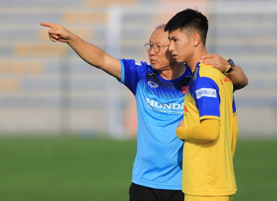 U22 Việt Nam sẵn sàng phương án thi đấu trên mặt sân cỏ nhân tạo ảnh 1