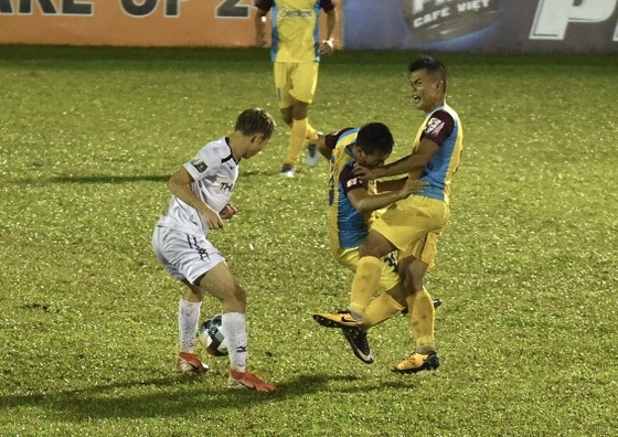 Thua đậm tại Pleiku, Khánh Hòa chia tay V-League ảnh 1