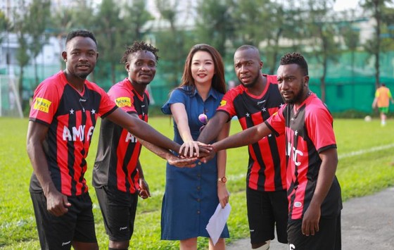 “Nữ tướng” xinh đẹp của làng phủi Sài Gòn ảnh 1