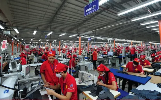 Mở cửa trở lại nền kinh tế: Không phải sắp tới mà ngay từ bây giờ ảnh 1