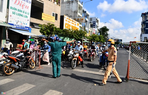 TPHCM sẽ tháo dỡ chốt chặn, hàng rào, để bước sang ngày 1-10 với hướng mới ảnh 1