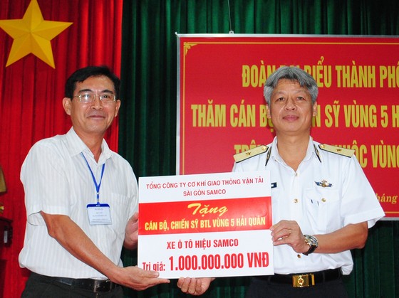 Thăm cán bộ, chiến sĩ Vùng 5 Hải quân và nhân dân trên các đảo Tây Nam ảnh 1