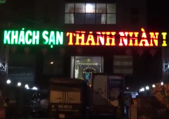 Ma túy vương vãi khi công an ập vào kiểm tra 3 phòng khách sạn ảnh 1