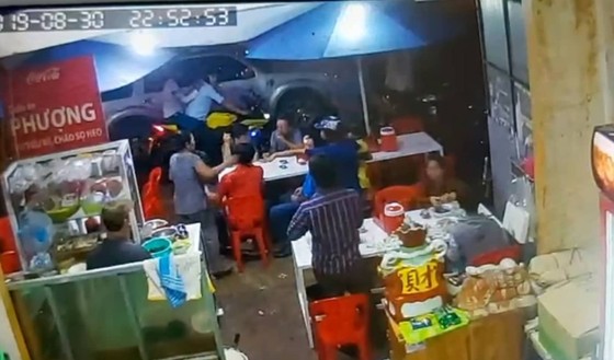 Khởi tố xã đội trưởng đập kính xe của Bộ Công an ảnh 1