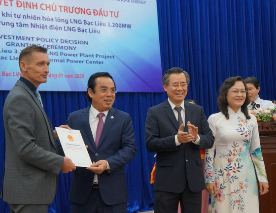 Trao giấy chứng nhận đăng ký đầu tư cho Dự án nhà máy điện LNG 4 tỷ USD ảnh 1