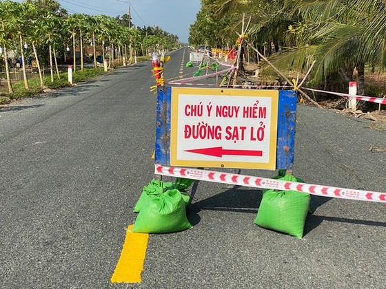 Cà Mau: Tạm dừng lưu thông một phần tuyến đường mới đưa vào sử dụng đã sụp lún ảnh 1