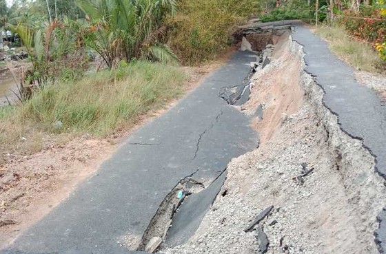 Cà Mau: đường về du di tích hòn Đá Bạc bị sụp lún nghiêm trọng ảnh 1