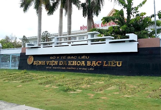 Bạc Liêu: Nhiều cán bộ bị kiểm điểm vì để người bán hàng rong vào khu cách ly ảnh 1