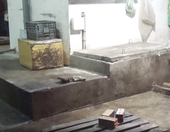 Cứu người gặp nạn, 1 tiểu thương trượt ngã xuống hố ga tử vong ảnh 1