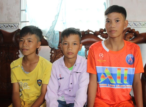 Ba học sinh đạp xe đạp hơn 400km từ Cà Mau đến TPHCM thăm cha mẹ ảnh 2