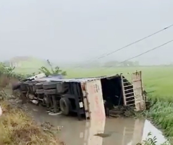 Xe tải đâm xe khách văng xuống ruộng, 1 người chết, 7 người bị thương ảnh 1