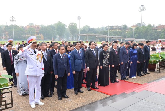 Lãnh đạo Đảng, Nhà nước và các đại biểu Quốc hội vào Lăng viếng Chủ tịch Hồ Chí Minh ảnh 1