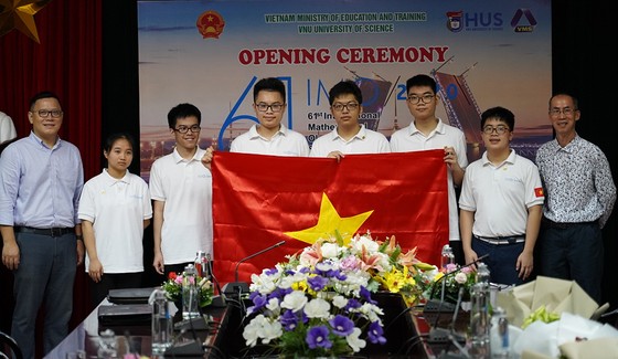 Lần đầu tiên, học sinh lớp 10 giành 2 Huy chương Vàng tại Olympic Toán học quốc tế năm 2020 ảnh 2