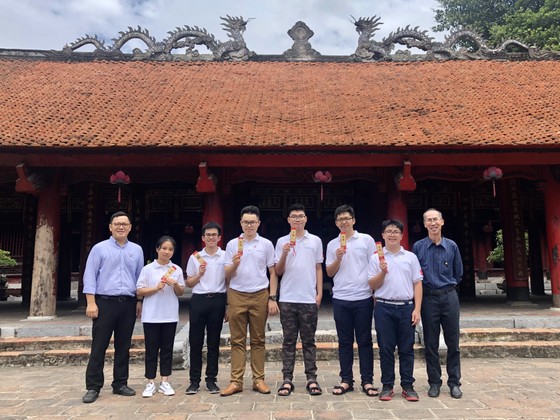 Lần đầu tiên, học sinh lớp 10 giành 2 Huy chương Vàng tại Olympic Toán học quốc tế năm 2020 ảnh 1