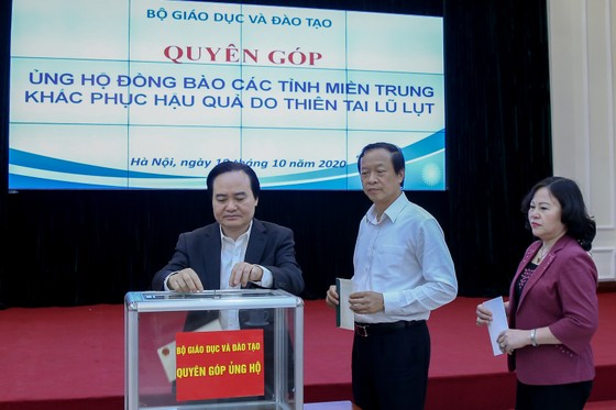 Nhiều đơn vị tiếp tục ủng hộ đồng bào miền Trung ảnh 1