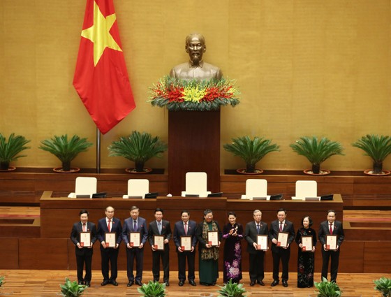 Trao tặng Kỷ niệm chương hoạt động Quốc hội cho các đại biểu Quốc hội khóa XIV ảnh 1