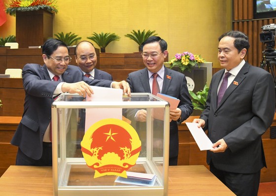 Chính thức miễn nhiệm 13 thành viên Chính phủ ảnh 1