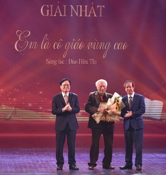 Trao giải cuộc thi 'Sáng tác ca khúc về thầy cô và mái trường' ảnh 2