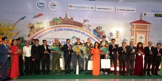 TPHCM đón những vị khách quốc tế đầu tiên 'xông đất' năm 2020 ảnh 1