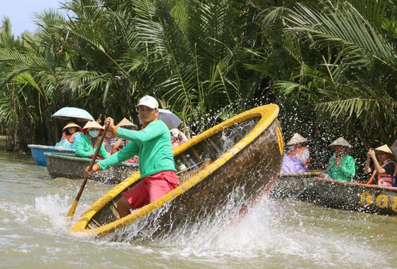 Hàng trăm doanh nghiệp bắt tay nhau tìm cách kích cầu du lịch miền Trung ảnh 2
