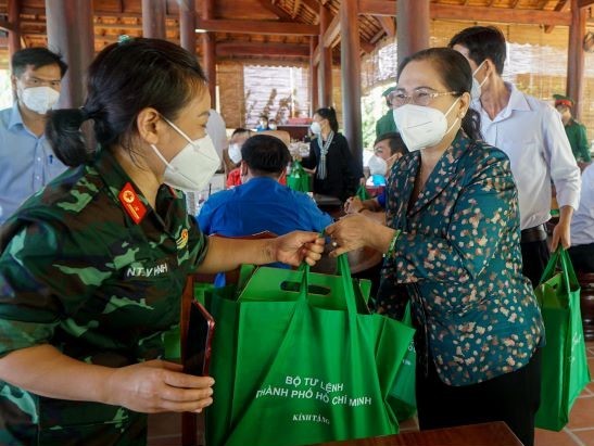 Chủ tịch HĐND TPHCM Nguyễn Thị Lệ: 'Lực lượng tuyến đầu phác họa bức tranh đẹp giữa đời thường' ảnh 2