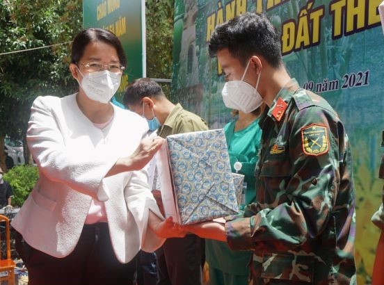 Chủ tịch HĐND TPHCM Nguyễn Thị Lệ: 'Lực lượng tuyến đầu phác họa bức tranh đẹp giữa đời thường' ảnh 6