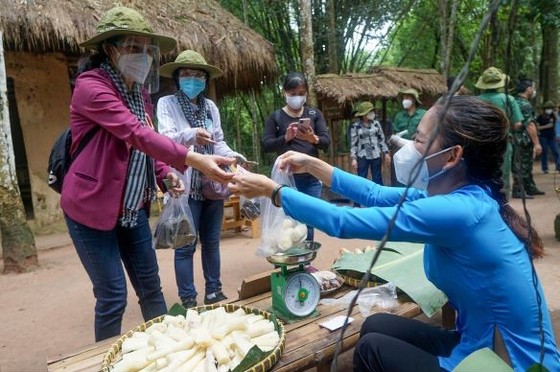 Chủ tịch HĐND TPHCM Nguyễn Thị Lệ: 'Lực lượng tuyến đầu phác họa bức tranh đẹp giữa đời thường' ảnh 4