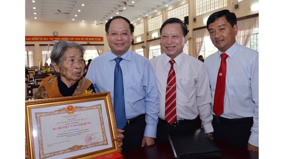 Tặng và truy tặng danh hiệu “Bà Mẹ Việt Nam Anh hùng” 30 cho mẹ ảnh 2