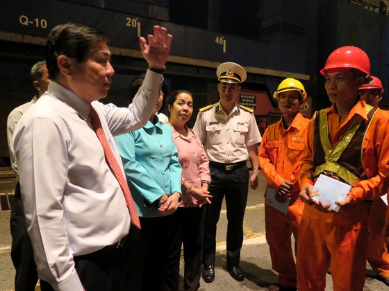 Chủ tịch UBND TPHCM thăm nơi mỗi năm chỉ nghỉ 3 tiếng để đón giao thừa ảnh 2