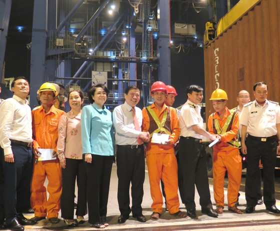 Chủ tịch UBND TPHCM thăm nơi mỗi năm chỉ nghỉ 3 tiếng để đón giao thừa ảnh 1