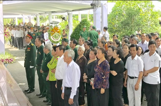 Nhiều gia đình trong cả nước tới viếng bác Sáu Khải ảnh 3