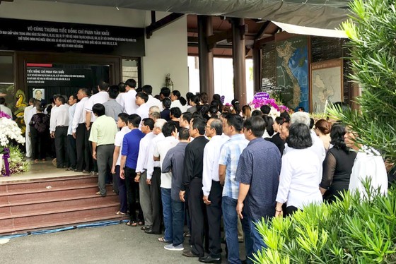 Nhiều gia đình trong cả nước tới viếng bác Sáu Khải ảnh 5
