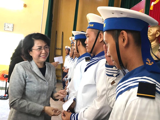 Thăm, tặng quà chiến sĩ hải quân là con em TPHCM ảnh 1