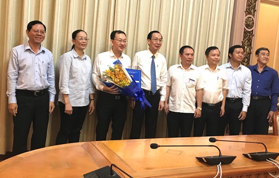 Phó Chủ tịch Thường trực UBND TPHCM Lê Thanh Liêm trao quyết định điều động cán bộ ảnh 1