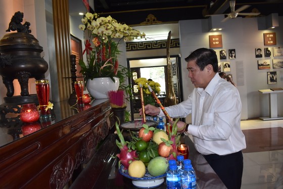 Chủ tịch UBND TPHCM Nguyễn Thành Phong dâng hoa, dâng hương các Anh hùng liệt sĩ ảnh 2