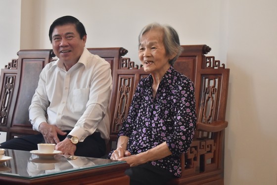 Chủ tịch UBND TPHCM Nguyễn Thành Phong dâng hoa, dâng hương các Anh hùng liệt sĩ ảnh 3