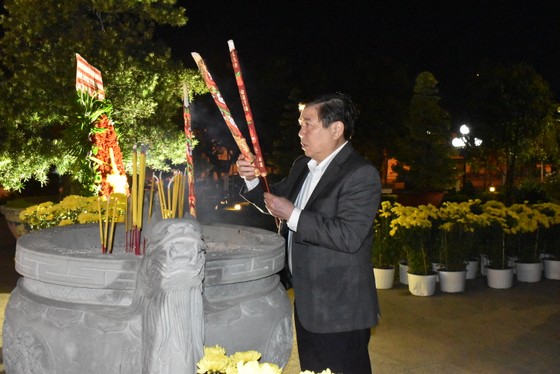 Chủ tịch UBND TPHCM Nguyễn Thành Phong dâng hoa, dâng hương các Anh hùng liệt sĩ ảnh 1