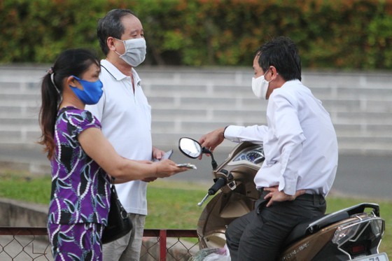 TPHCM hỗ trợ người bán hàng rong, chạy xích lô, thu gom rác bị ảnh hưởng bởi dịch Covid-19 ảnh 1