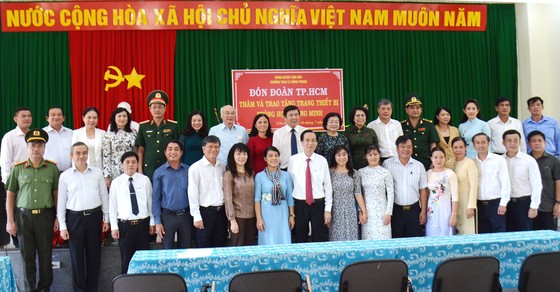 Lãnh đạo TPHCM thăm hỏi gia đình chính sách và tặng thiết bị trường học tại Côn Đảo ảnh 7